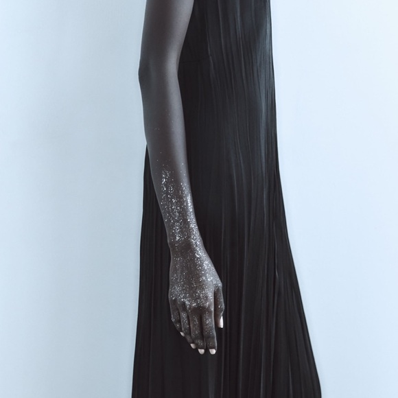 ✨SALE ✨ ZARA BODY GLITTER GEL - ALL THAT GLIMMERS
✨SALE ✨ - Picture 3 of 5